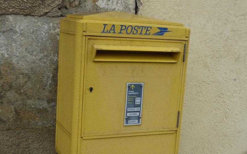 Contours estimés des codes postaux (polygones)